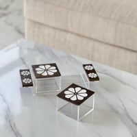 طقم تقديم اكريلك بمسكة خشب مع علب