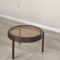 طاولة بسطح زجاج