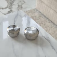 تقديمة معدن بلون فضي