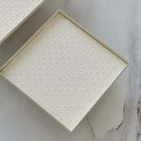 تقديمة معدن بطبقة جلد