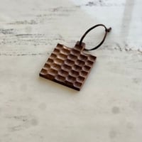 تقديمة صغيرة خشبية