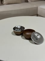 تقديمة خشبية بقاعدة معدن