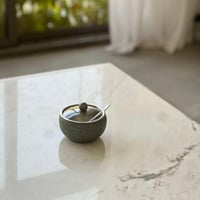 علبة معدنية وملعقة