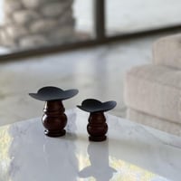 تقديمة معدن بقاعدة خشب