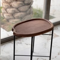 طاولة خشب بقاعدة معدن مميزة