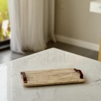 صينية تقديم ترافنتينو بمسكة جلد