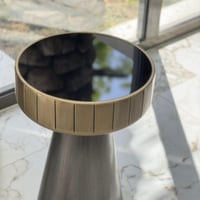 طاولة معدن بسطح زجاج