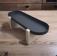 تقديمة معدن بقاعدة رخام ترافنتينو