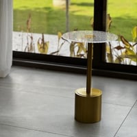 طاولة معدن ذهبي بسطح اكريلك