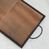 صحن تقديم خشب بحواف معدن