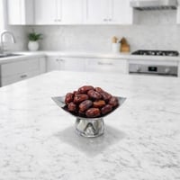 تقديمة معدن مميزة بقاعدة زجاج