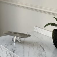 تقديمة استيل بقاعدة زجاج