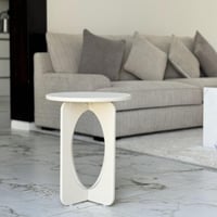 طاولة خشبية بشكل عصري