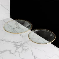 صحن تقديم زجاجي باطراف ذهبية