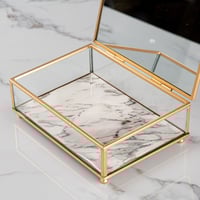 صندوق زجاجي بغطاء مرآة