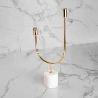 شمعدان ذهبي بقاعدة رخامية