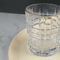 كوب زجاج بحواف ذهبية