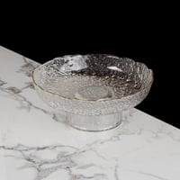 تقديمة زجاجيه بحواف ذهبية