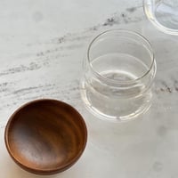 علبة زجاج بغطاء خشب