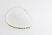 صحن تقديم زجاج بأطراف ذهبية