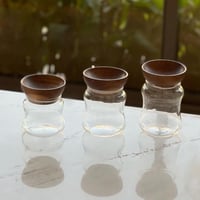 علبة زجاج بغطاء خشب