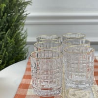 كوب زجاج بحواف ذهبية