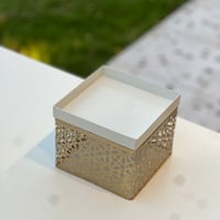 تقديمة معدن بلون ذهبي