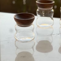 علبة زجاج بغطاء خشب