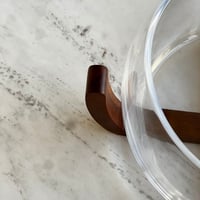 تقديمة زجاج بقاعدة خشب