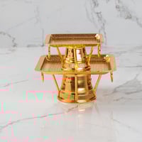 تقديمة بقاعدة لون ذهبي