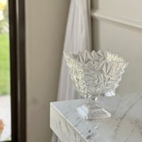 تقديمة زجاج بقاعدة