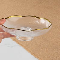 تقديمة بحواف ذهبيه