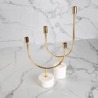 شمعدان ذهبي بقاعدة رخامية