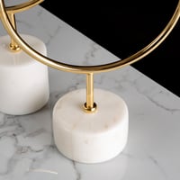 شمعدان ذهبي بقاعدة رخامية