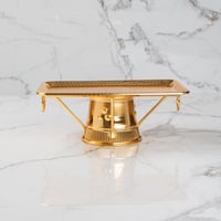 تقديمة بقاعدة لون ذهبي