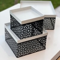 تقديمة معدن بلون اسود