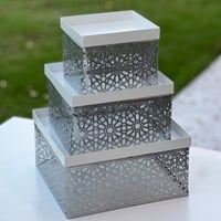 تقديمة معدن بلون فضي