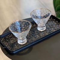 تقديمة زجاج بحواف ذهبية