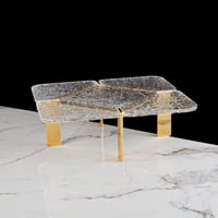 تقديمة اكريليك بقاعدة ذهبية