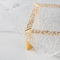 تقديمة اكريليك بقاعدة ذهبية