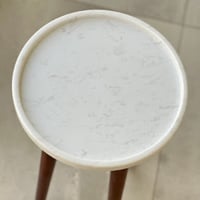 طاولة رخام بارجل خشبية