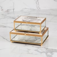 صندوق زجاجي بغطاء مرآة