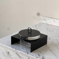 تقديمة زجاج بقاعدة