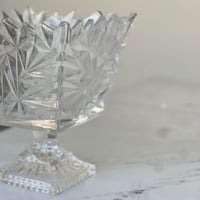 تقديمة زجاج بقاعدة