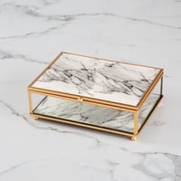 صندوق زجاجي بغطاء مرآة