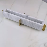 تقديمة رخام بقاعدة ذهبية