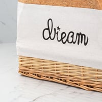 سلة بقاعده من الخزف