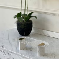 تقديمة اكريلك بقاعدة رخام