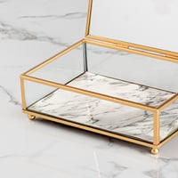 صندوق زجاجي بغطاء مرآة