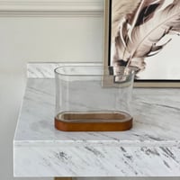 فازة زجاج بقاعدة خشب